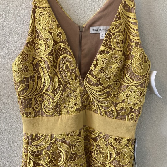 NWT Dress the Population Canary Tan Ava Lace Mini Dress V-Neck Women's Small - Picture 3 of 16